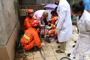 云南一女子臀部被钢筋刺穿 消防官兵紧急施救